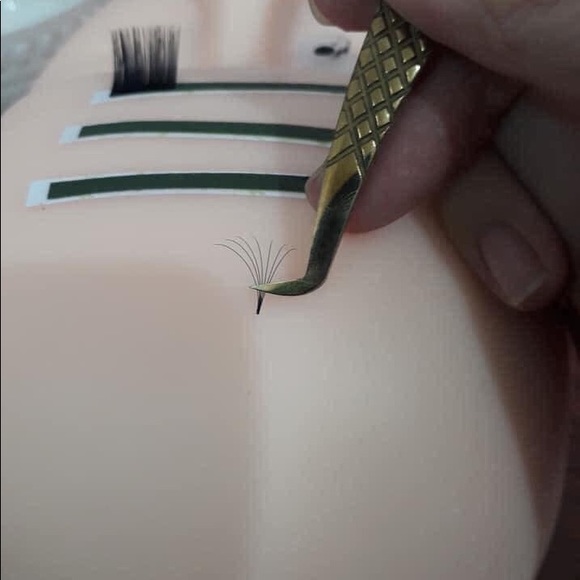 Single eyelashes extensions - Picture 2 of 3